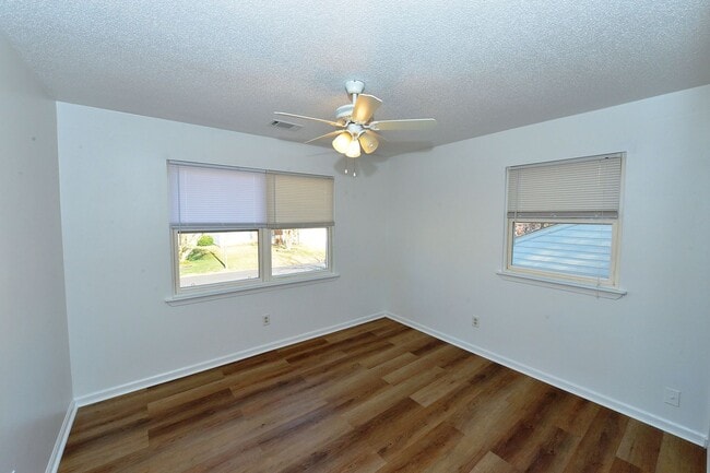 Building Photo - 6 Bedrooms-Little Neck Area