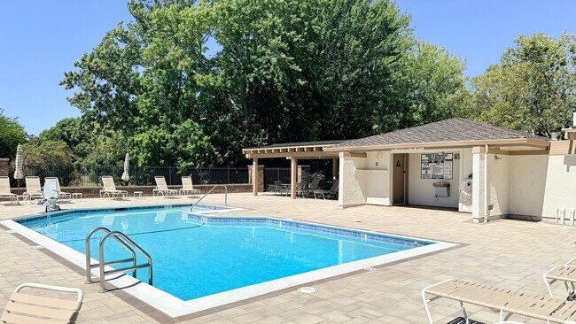 Building Photo - 750 N Paradise Valley Ct