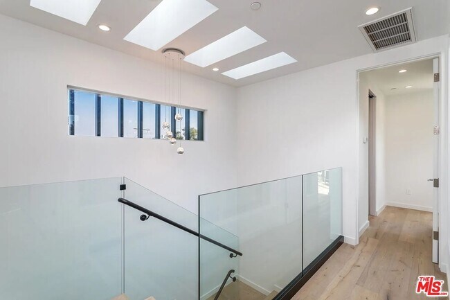 Building Photo - 8932 Dorrington Ave