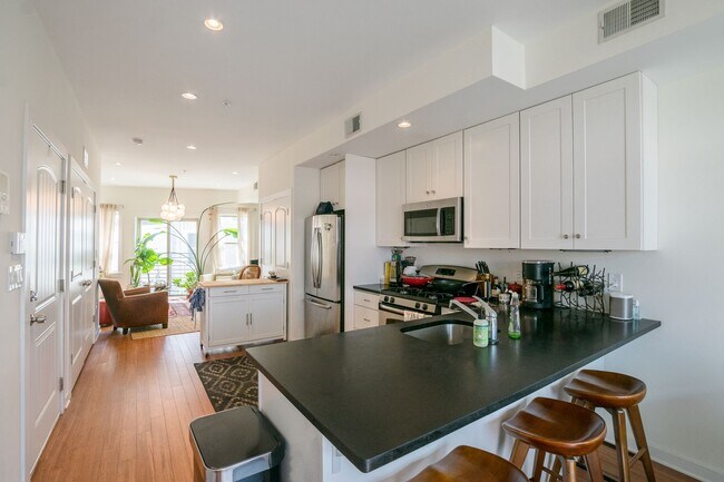 Building Photo - Gorgeous Fairmount One Bedroom Condo