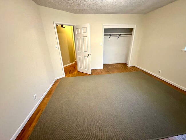 Building Photo - Charming 3-bedroom, 2-bath home on a corne...