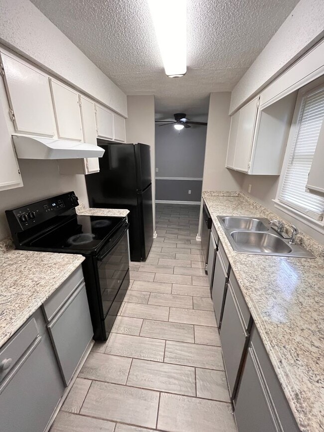 Building Photo - Charming 3-bedroom, 2-bath townhouse