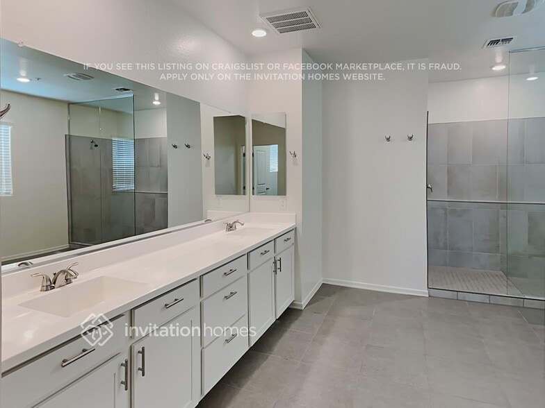 Building Photo - 1531 E Shannon St