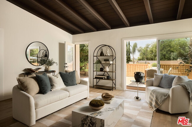 Building Photo - 885 Montecito Dr