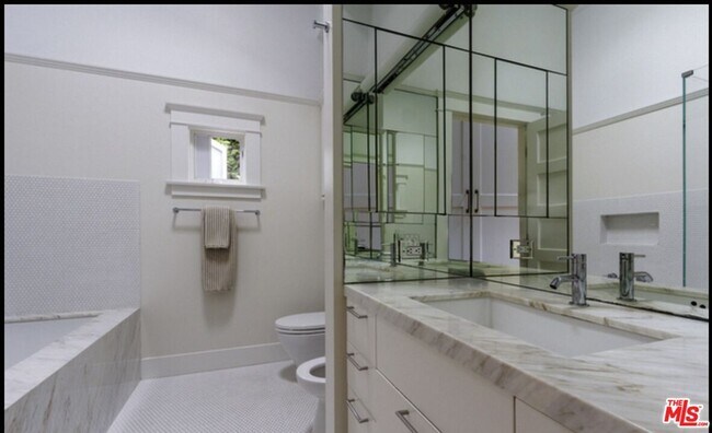 Building Photo - 652 Woodlawn Ave