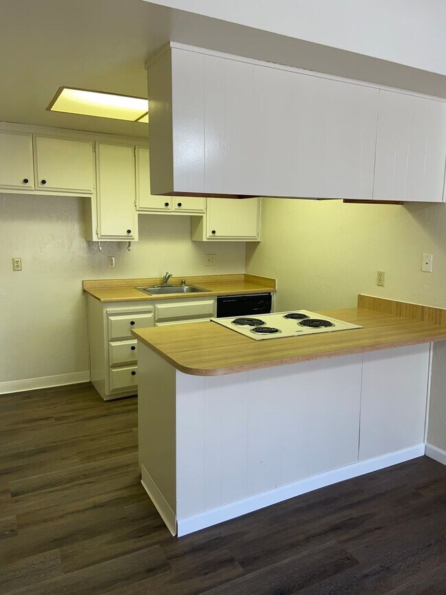 Building Photo - Roomy 2bdrm 1bath duplex off Fair Oaks Blvd near Madison Ave