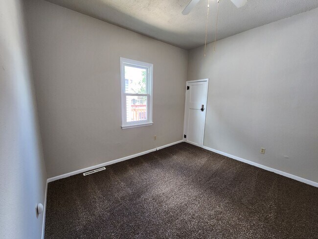 Building Photo - 2 Bedroom 1 Bathroom Fresh Carpet