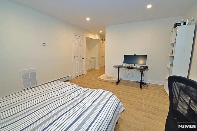 Building Photo - 2408 Hammett Ave