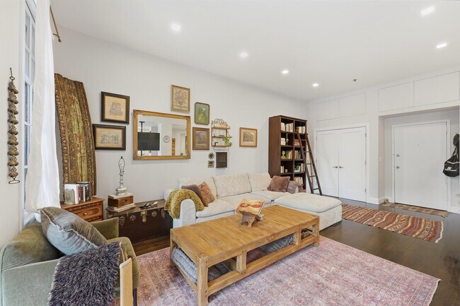 Building Photo - 347 Varick St