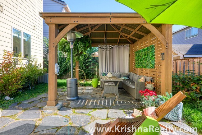 Building Photo - Beautiful 4 BD* 2.5 BA* Single Family Home...