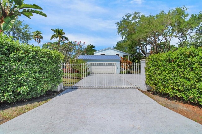 Building Photo - 6900 SW 104th St