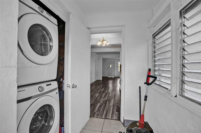 Building Photo - 2100 Service Rd