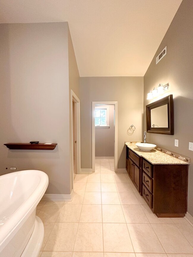 Building Photo - 3 Bedroom House: Walking Distance to Campu...