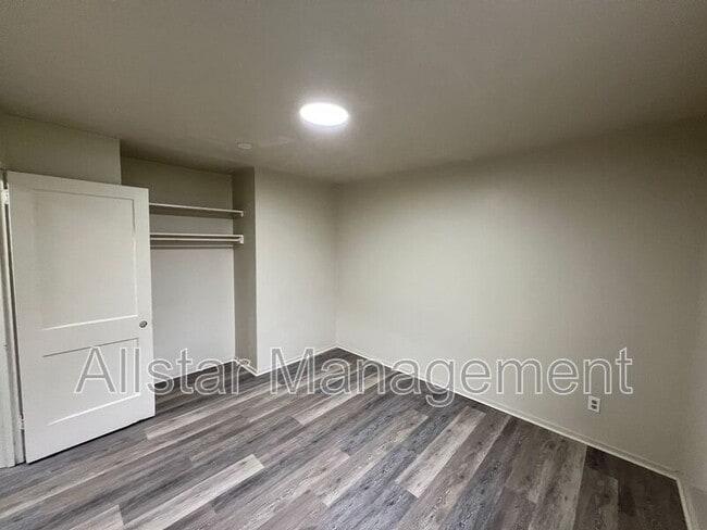 Building Photo - 942 S Central Dr