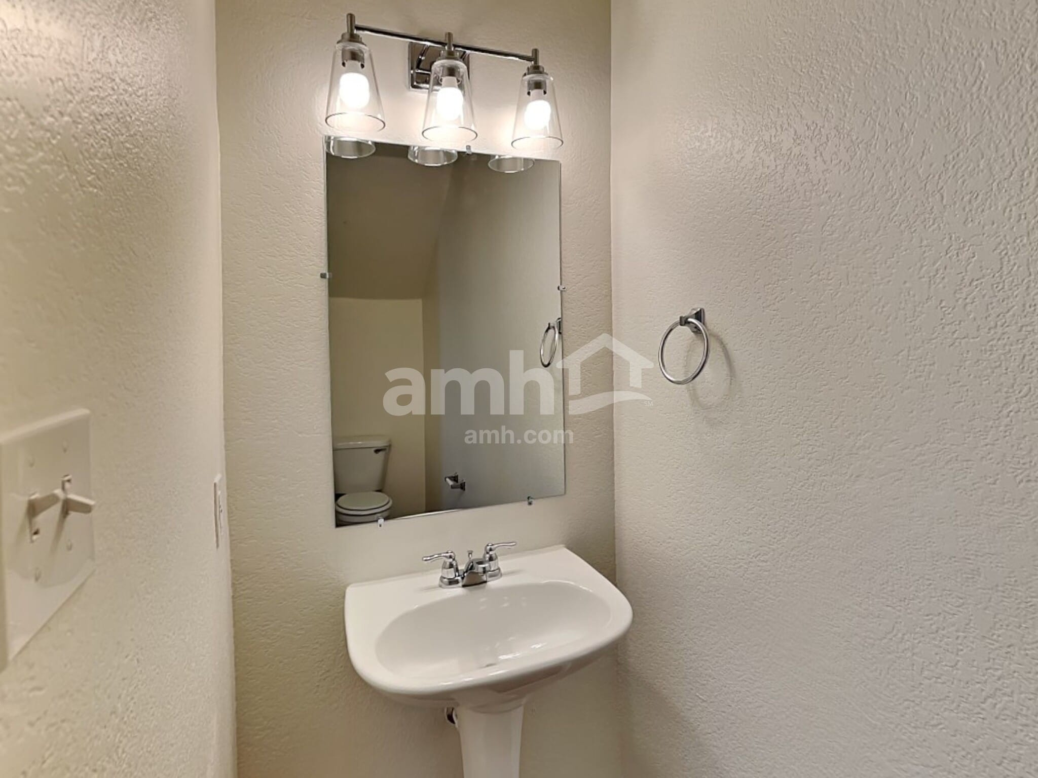 Building Photo - 240 Equestrian Dr