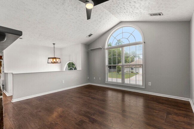 Building Photo - 5 Bedroom House in Auburn - Up to 5 unrela...
