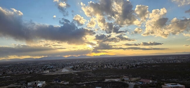 Building Photo - Unique location, breathtaking views, wonde...