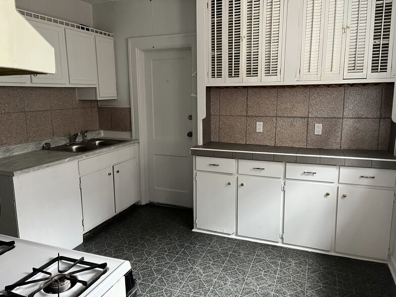 Building Photo - 911 W 9th St