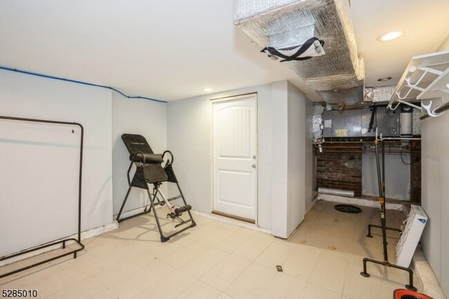 Building Photo - 242 Lake Rd