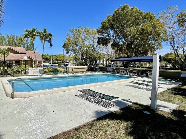 Building Photo - 2624 Riverside Dr