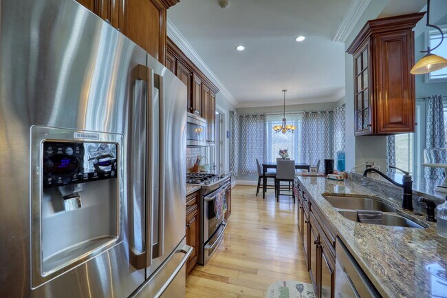 Building Photo - 137 N Ridge Ln