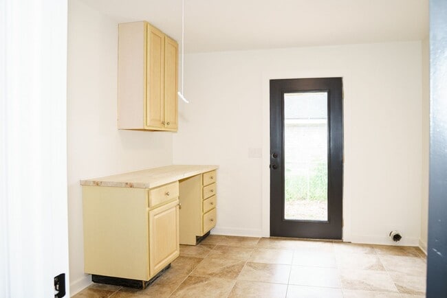 Building Photo - 3BR Home in Shell Point – Sunroom | Garage | Prime Location
