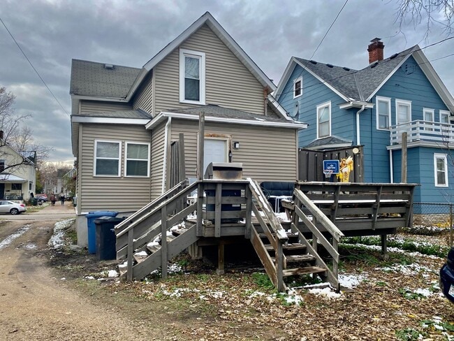 Building Photo - SPACIOUS 4BD House near U of M & Dinky Town! Avail. 9/1/26!