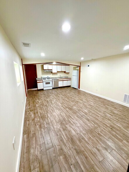 Building Photo - 175 E Van Buren St