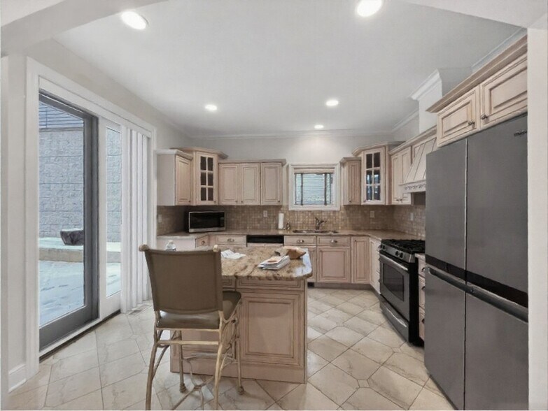 Building Photo - 2033 Fairview Ave