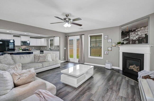 Building Photo - Spacious 5-Bedroom, 3-Bath Home with Modern Features in Elgin!