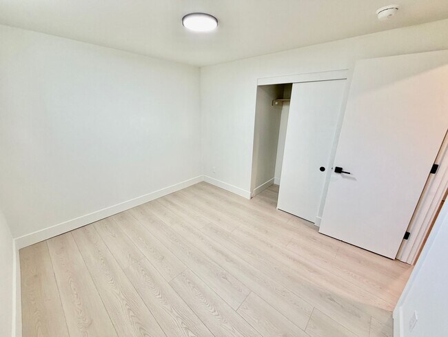 Building Photo - Freshly Remodeled 5bd/2.5bath Home w/ Daylight Basement in Heart of Multnomah Village
