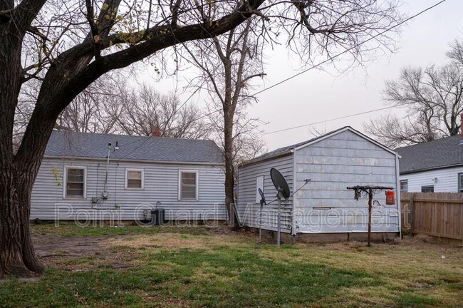 Building Photo - 615 N Old Manor Rd