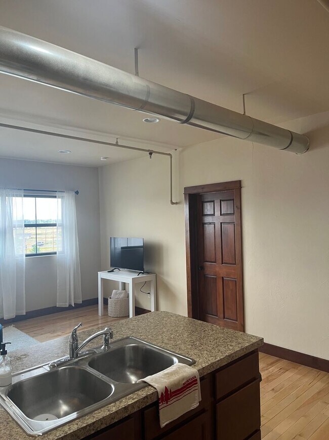 Building Photo - Elegant All Inclusive Fully Furnished Studio On Top Floor