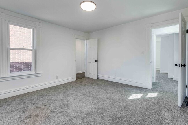 Building Photo - 328 Sweetbriar St