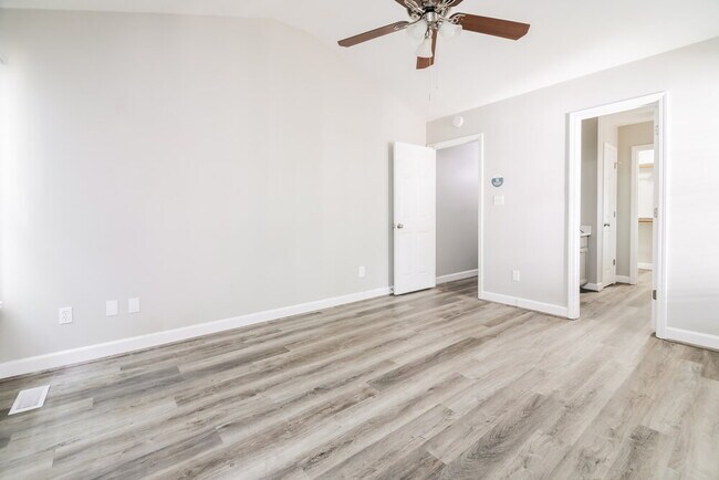 Building Photo - 998 St Catherines Dr