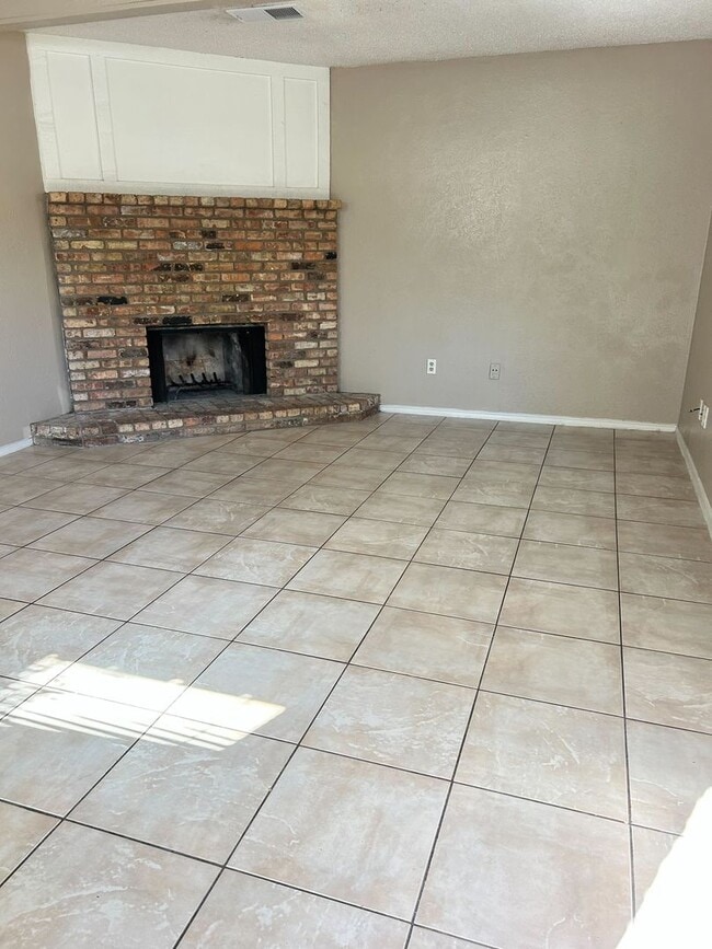 Building Photo - Well-Maintained 3-Bed / 2.5-Bath Home in Central Arlington