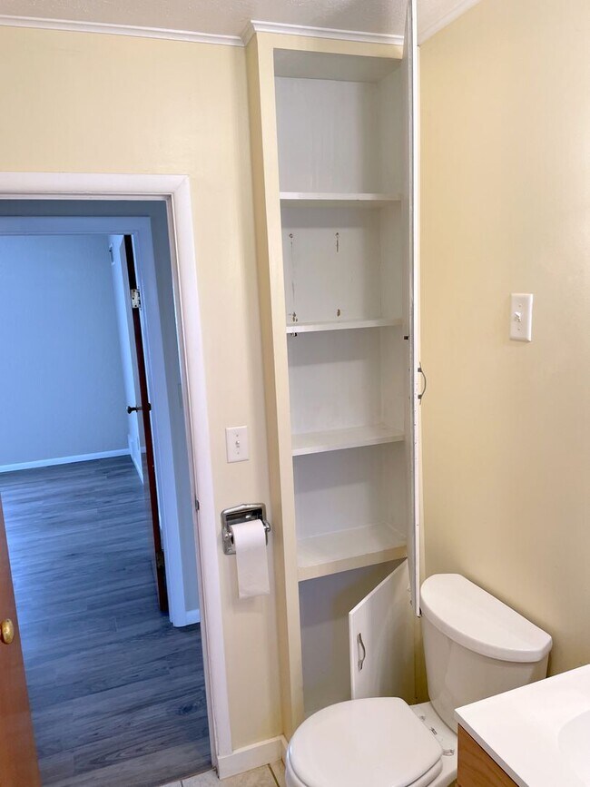 Building Photo - Nice 2-Bedroom Home Available in Quiet Neighborhood in Northwest Goshen