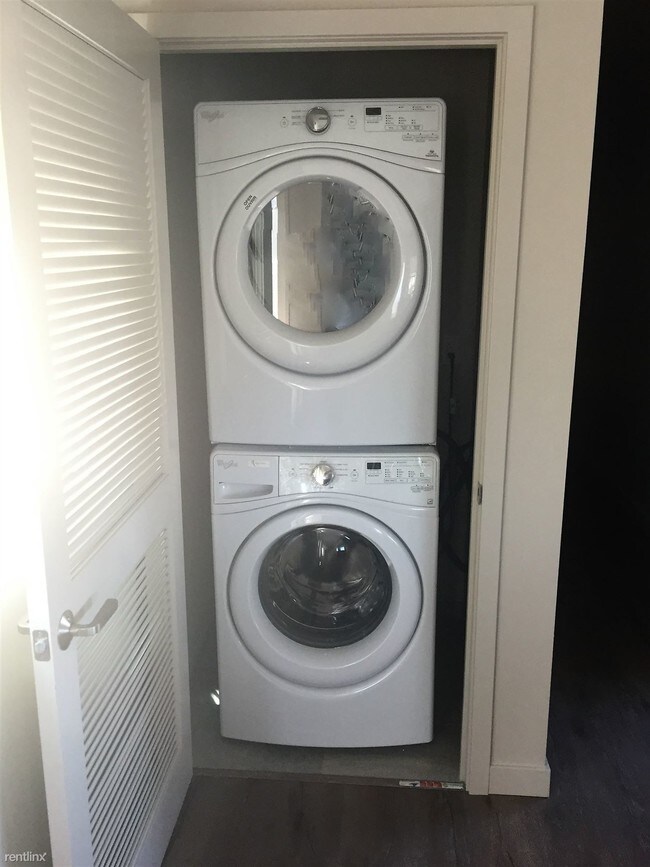 Building Photo - 1203 Mission St