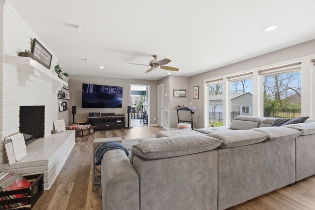 Building Photo - Charming 3-Bed Oasis with Scenic Waterfront Views and Pool 15 minutes from Downtown Nashville