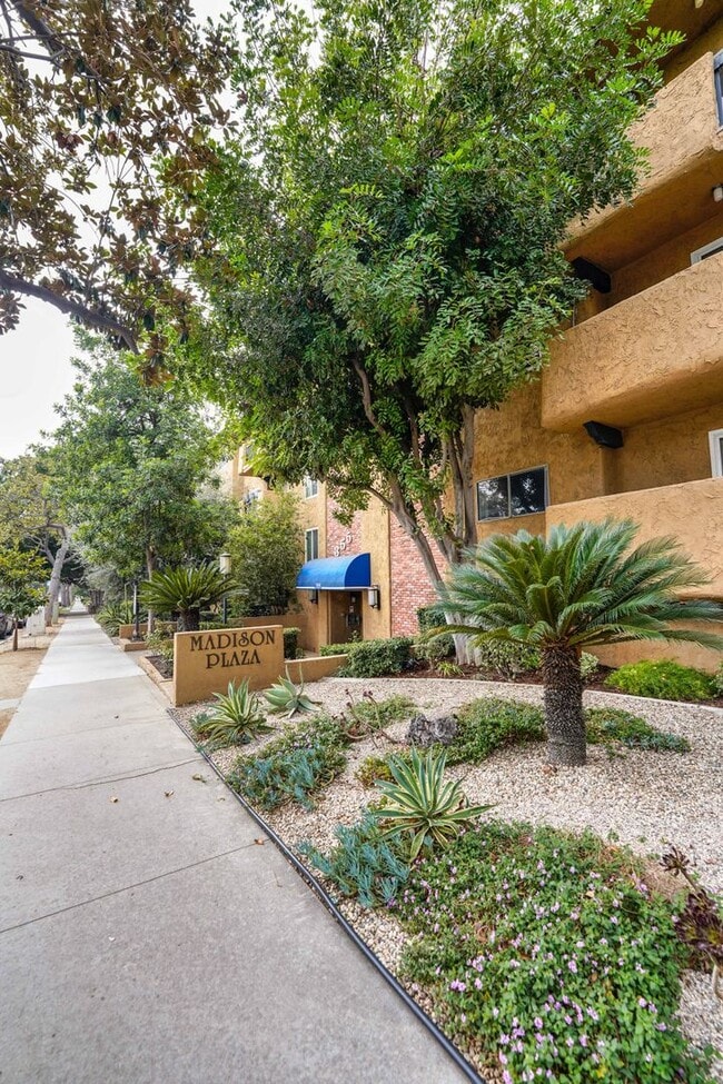 Building Photo - Gated Community 2 Bedroom 2 Bath Condo