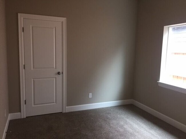 Building Photo - Single Level 3 Bed/2 Bath Home in SE Bend