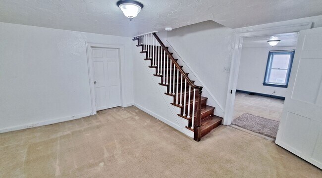 Building Photo - 104 W King St