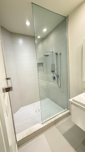 Master Bath - 10260 NW 63rd Ter