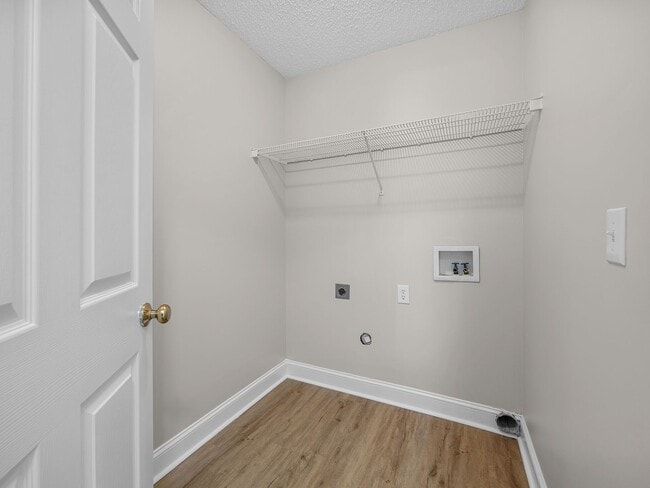 Building Photo - Freshly Renovated 2 BR, 2 BA Townhome, Loc...