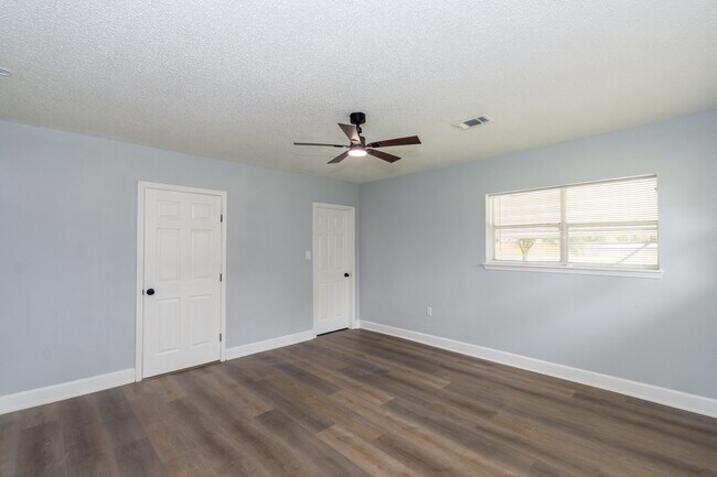 Building Photo - 5429 De Lange Ln