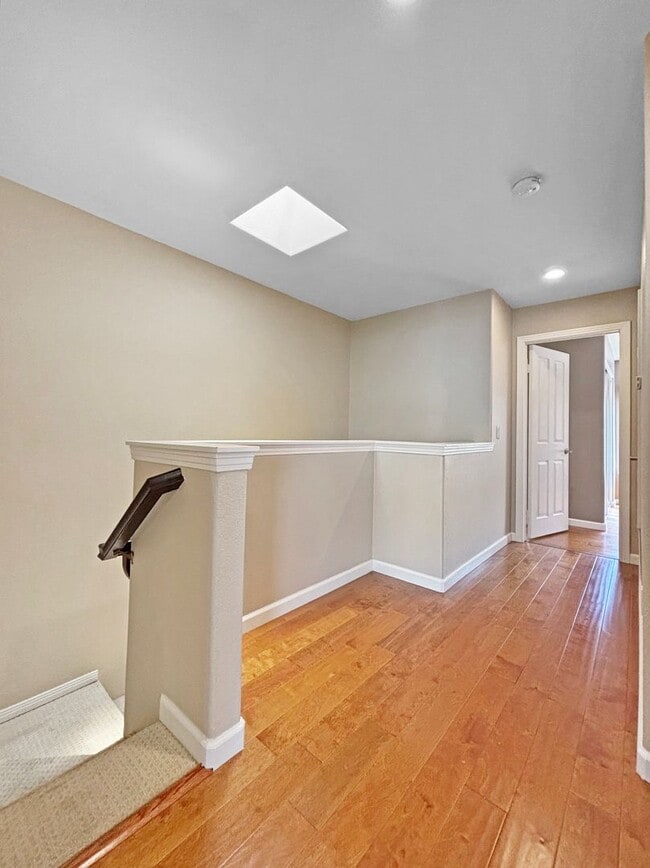 Building Photo - Charming 2BD/2.5BA Townhouse in Bankers Hi...
