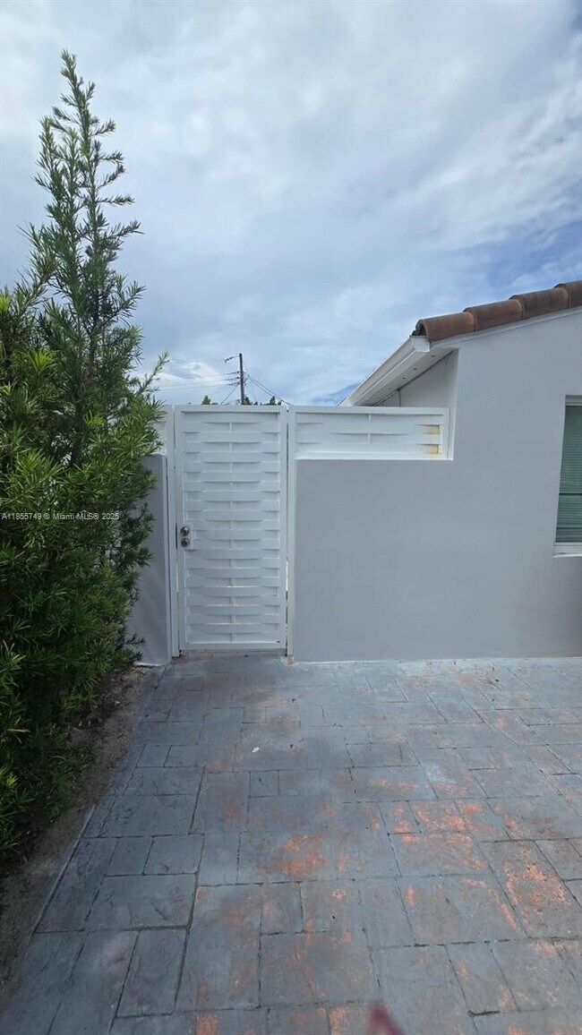 Primary Photo - 265 W 53rd Terrace