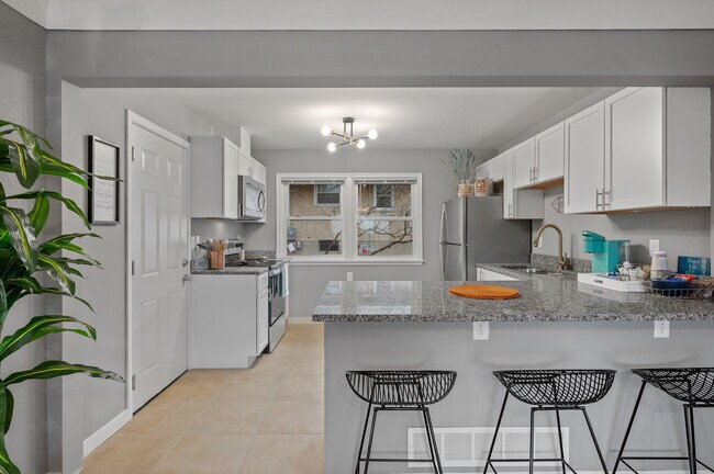 Building Photo - 248 Ruth St N