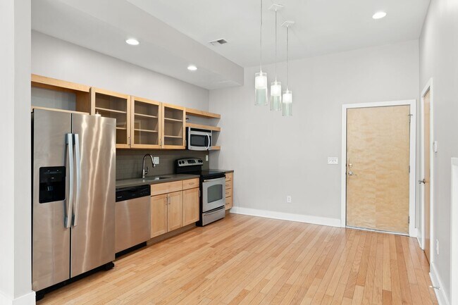 Building Photo - RARE 2 Bed, 2 1/2 Bath Townhome with Garage!