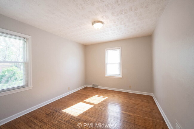 Building Photo - "Charming 2-Bedroom Retreat in Indianapoli...